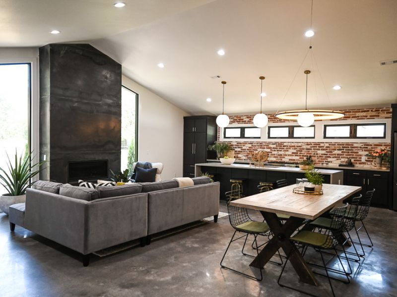 HGTV FIXER TO FABULOUS 206