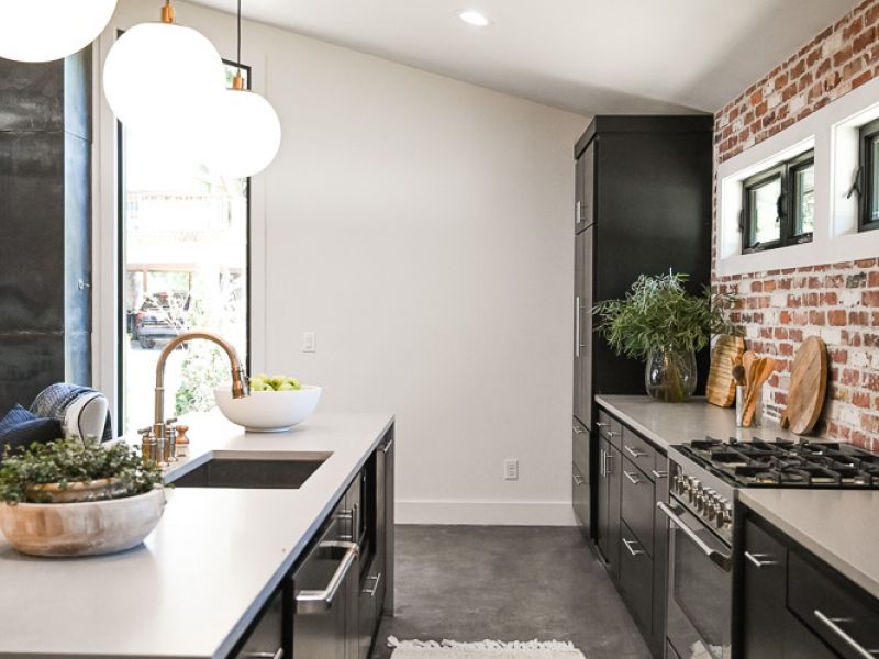 HGTV FIXER TO FABULOUS 206