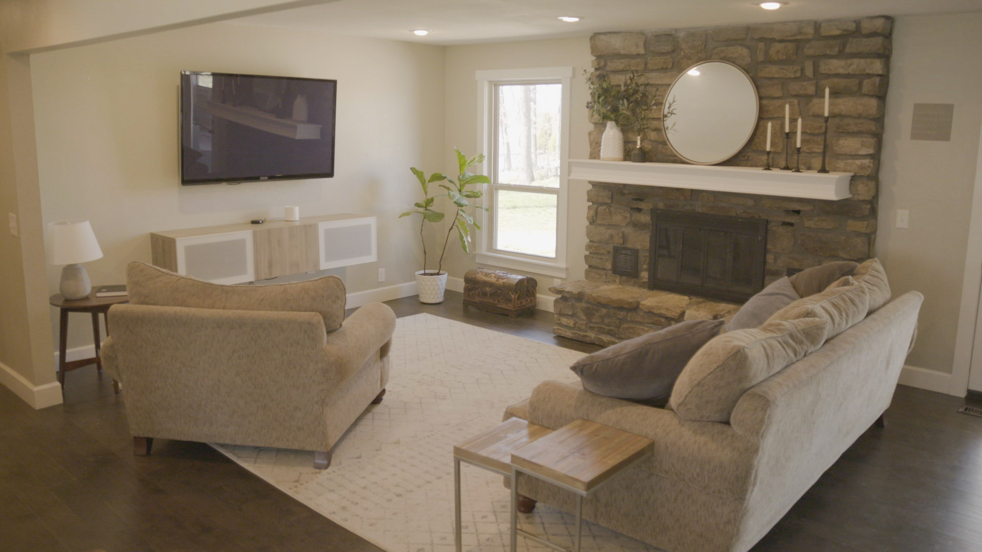HALHM402_BEFORE4_LIVING-ROOM