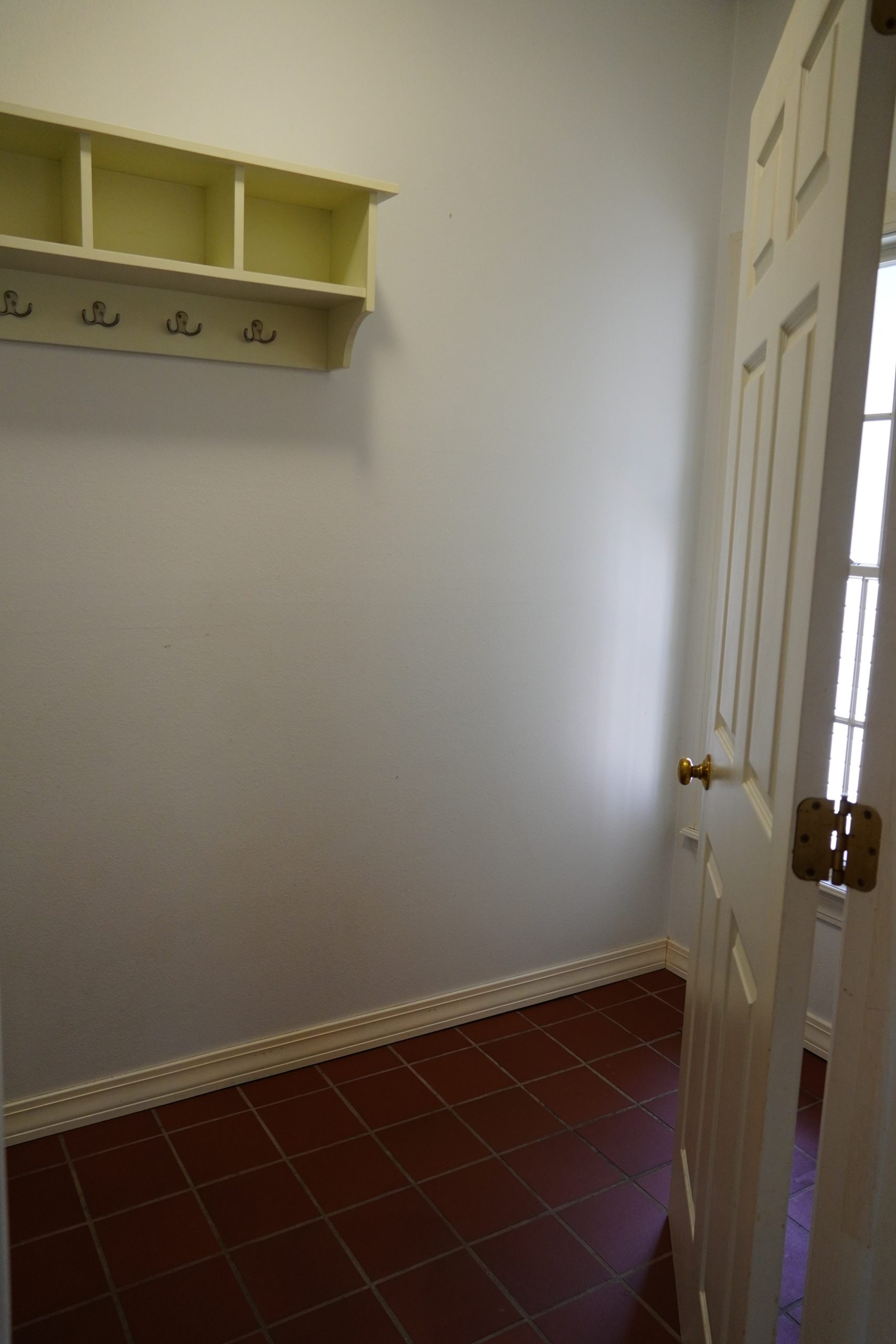 HALHM407_BEFORE_DOG-WASH-STATION