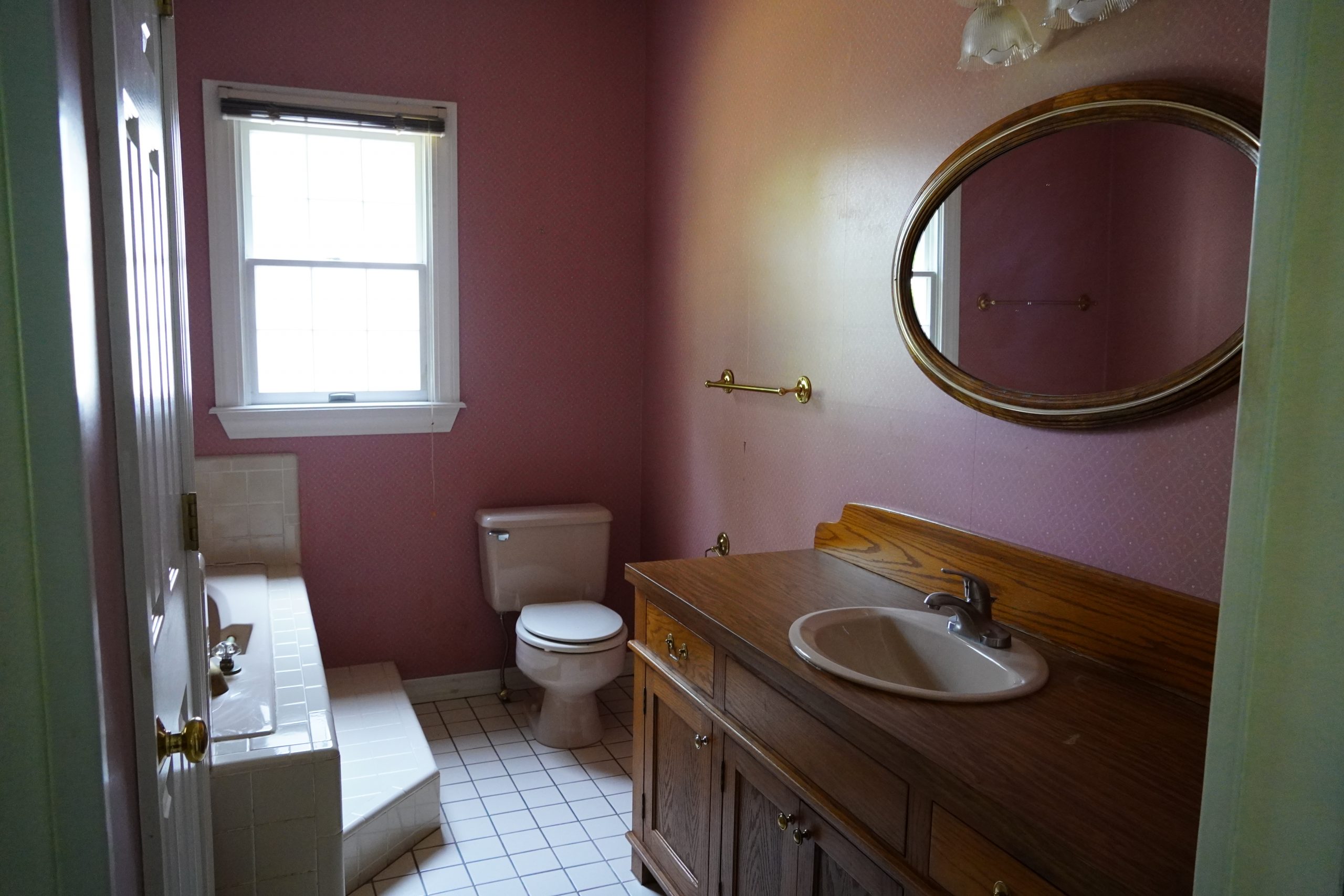 HALHM407_BEFORE_MAIN-BATHROOM_1